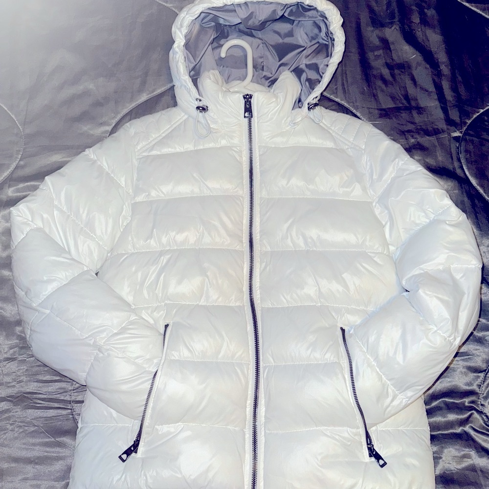 White Guess Puffer Jacket 🌬️❄️☃️